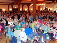 1  Aufgeregt verfolgen die Lernanfänger und ihre Angehörigen das feierliche Programm im rappelvollen Bündheimer Schloss